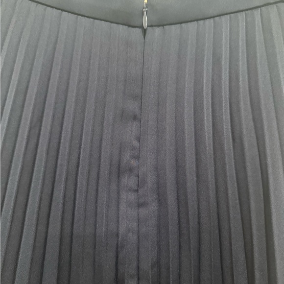 J. Crew Size 4 Classic Navy Pleated Navy Skirt - Picture 4 of 7